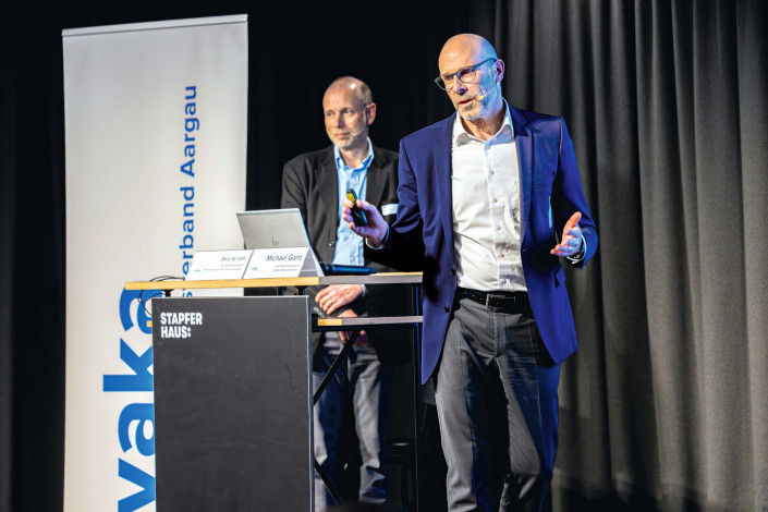 Mehr Menschen brauchen Unterstützung, gleichzeitig fehlen Fachkräfte: Michael Ganz (links im Bild) und Beat Schläfli plädieren für integrierte Versorgung und neue Versorgungsmodelle. Mehr Menschen brauchen Unterstützung, gleichzeitig fehlen Fachkräfte: Michael Ganz (links im Bild) und Beat Schläfli plädieren für integrierte Versorgung und neue Versorgungsmodelle.