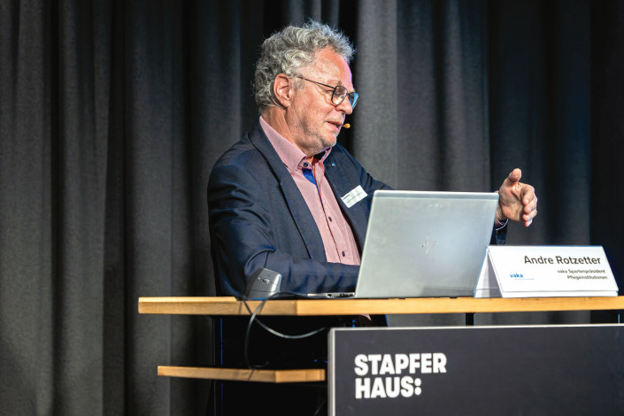 Andre Rotzetter, Spartenpräsident der Pflegeinstitutionen, plädierte ein weiteres Mal dafür, dass die Planung und die Finanzierung der Pflegeversorgung an den Kanton übergeht. Nur so wird die Versorgungskette von der Spitex über die Pflegeheime bis zum Spital reibungslos funktionieren. Andre Rotzetter, Spartenpräsident der Pflegeinstitutionen, plädierte ein weiteres Mal dafür, dass die Planung und die Finanzierung der Pflegeversorgung an den Kanton übergeht. Nur so wird die Versorgungskette von der Spitex über die Pflegeheime bis zum Spital reibungslos funktionieren.